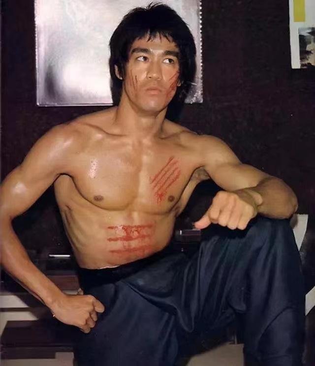 李小龙是功夫“一代宗师”，粤强陶瓷做瓷砖“一代宗师”
